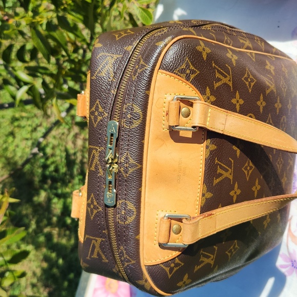 `ღ´- ♥ -`EXCELLENT CONDITION Authentic Louis Vuitton Excursion Bag `ღ´- ♥ -`ღ´-♥ - Picture 8 of 16